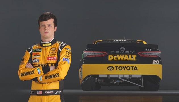 Erik Jones y su nuevo Camry para 2018.