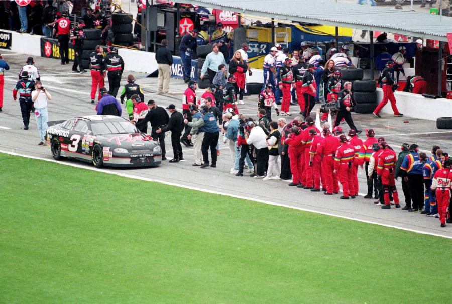 Earnhardt saludado en Pits.