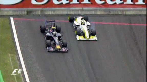 2009 Brazilian GP - Button overtakes Buemi