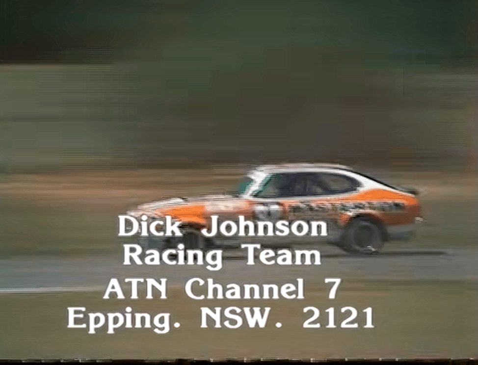 Coche de carreras del Dick Johnson Racing Team en una pista, con texto sobreimpreso de ATN Channel 7 y ubicación en Epping, NSW.